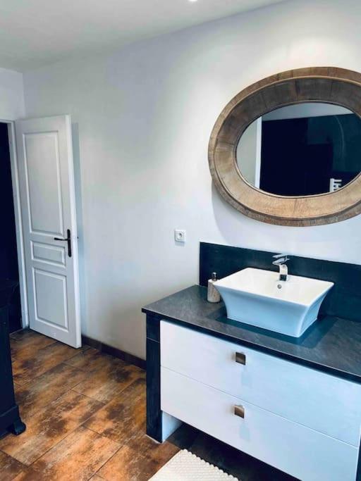 Maison Climatisee Avec Stationnement Et Wifi Bram Eksteriør billede